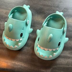 Kids Shark Design Aqua Shoes size 8 EUC little kids